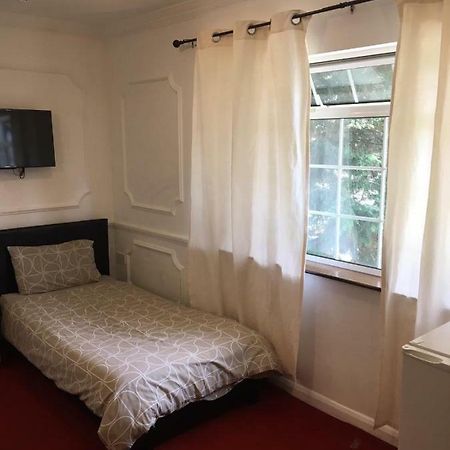 Hatfield Sleepover LOW RATES Buitenkant foto
