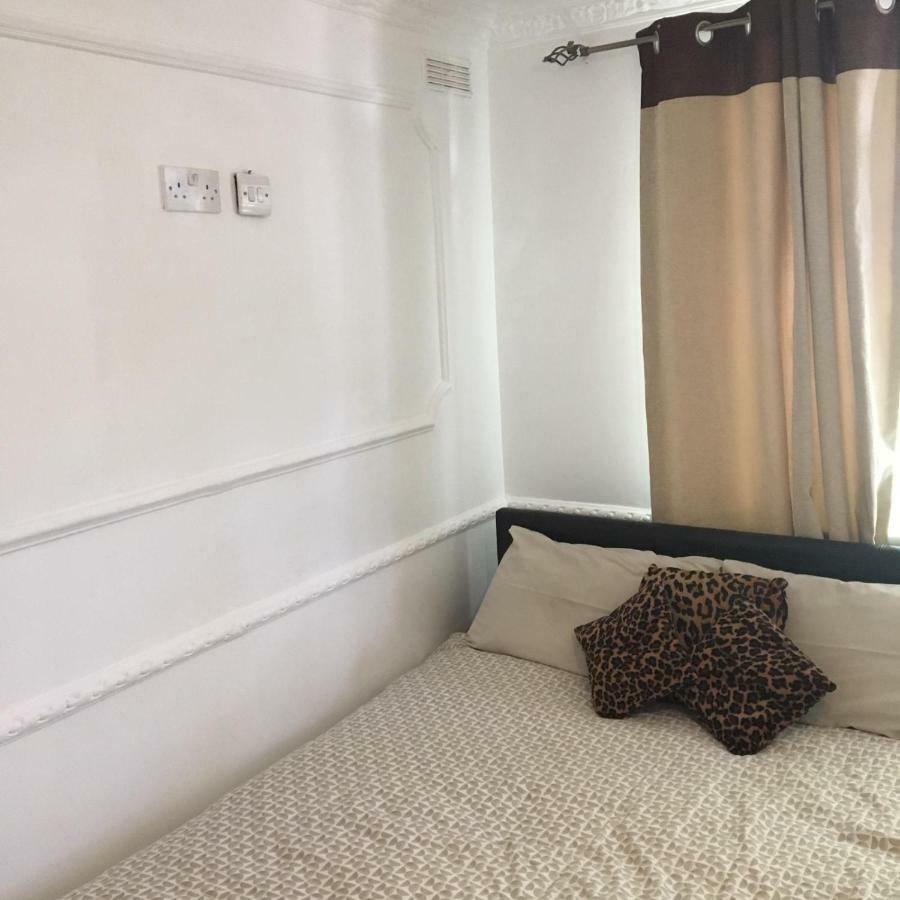 Hatfield Sleepover LOW RATES Buitenkant foto
